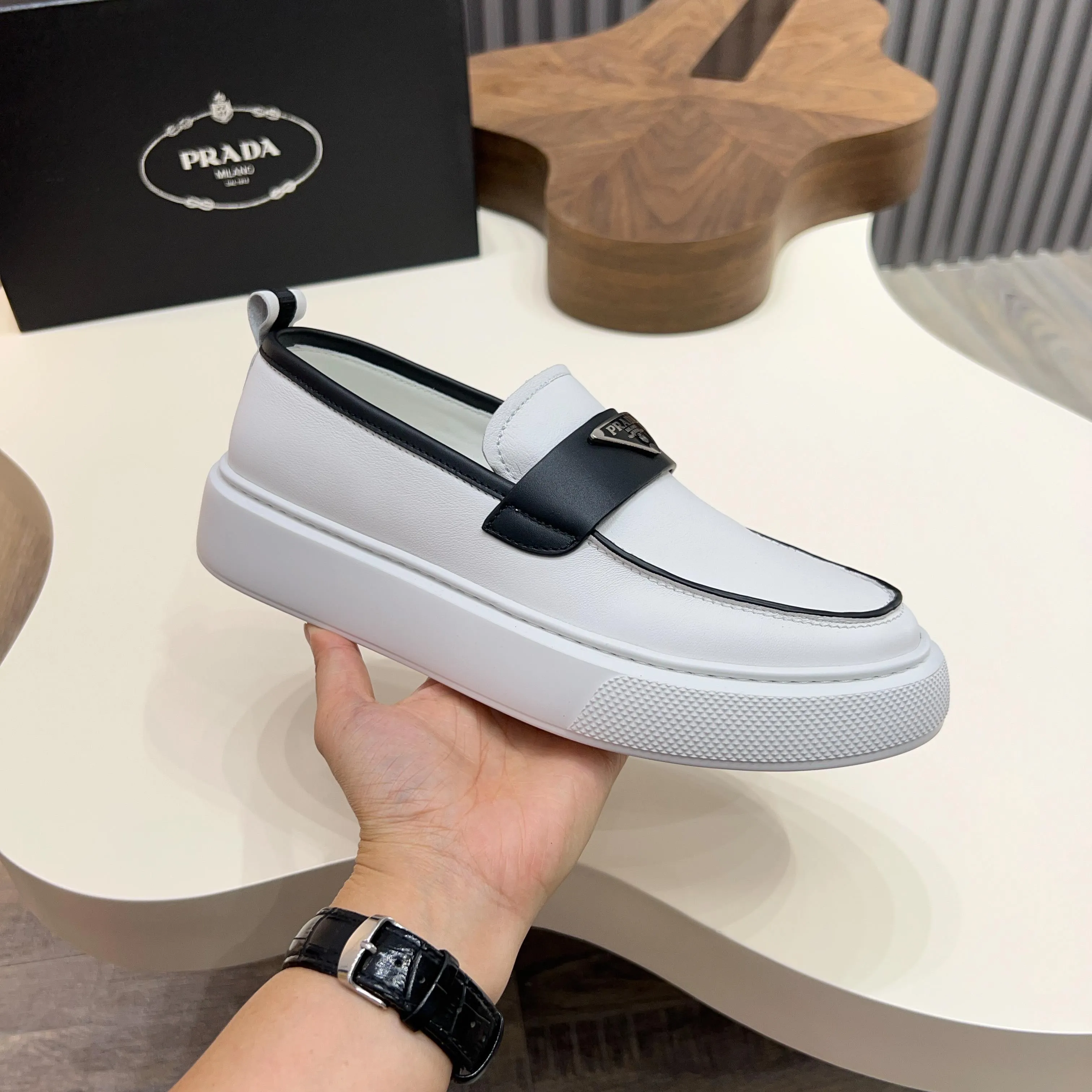 💰740 Thick-soled trendy brand (Prada) mainly promotes popular models, avant-garde and versatile fashionable men's shoes, private version molding, cowhide splicing 1:1 replica... fashionable, simple, elegant, more eye-catching and more classy, ​​it will subvert the old idea, a must-have for fashionistas who want to spend time with you! Must keep it! Tall and comfortable outsole, high-end quality workmanship. @ Code number: 39-44 38 45 can be ordered. Multiple colors are available.